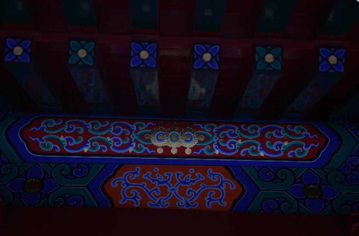 红黑两色相间的罩楼（北侧配楼）